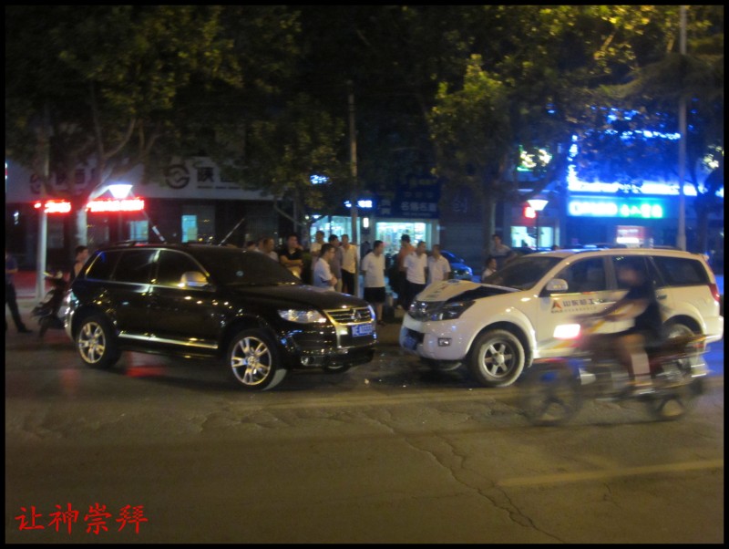 让神崇拜拍80万的车子被8万的车子撞