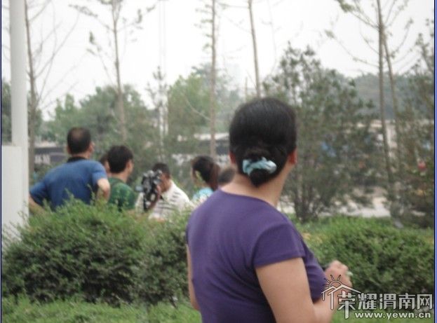 街拍,刚刚发生在西四路景园小区门口北侧的车