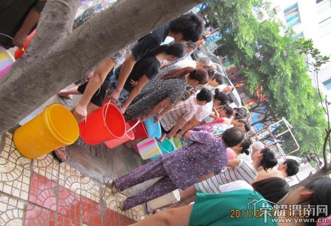 绵阳水污染事件导致抢水大战上映(多图)