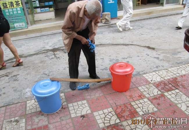 绵阳水污染事件导致抢水大战上映(多图)