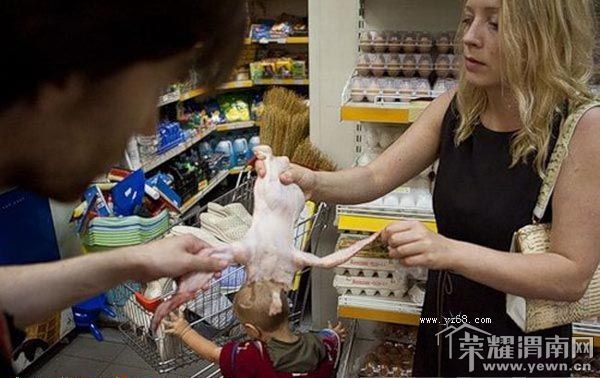 抓拍强悍妇女在超市偷鸡藏匿<em>内裤用</em>下体夹住全