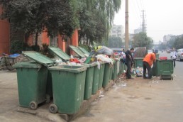 国美门前的垃圾台如此恶心,政府怎么不管管。