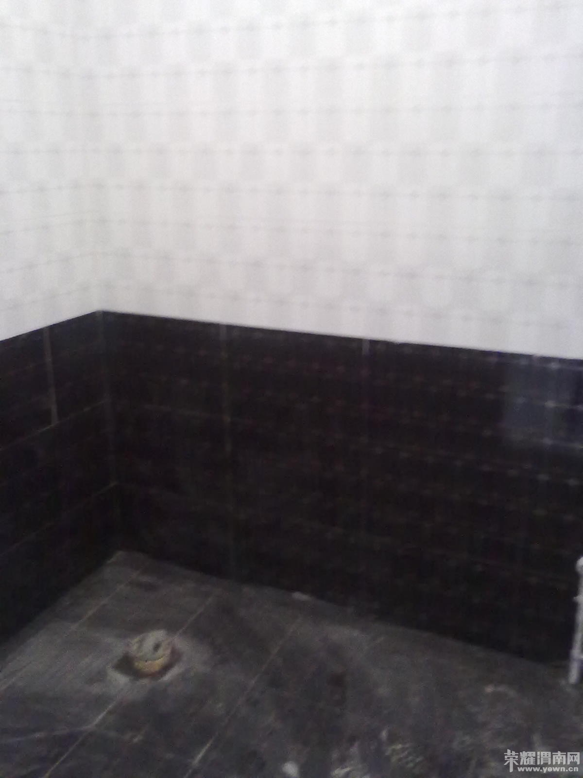 �ڰ�ɫ�Һ�ϲ��