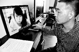 ����Ů��С�ף��������ĸ������Ա��ڵ���ǰ��Ů����ǰ����Ƭ