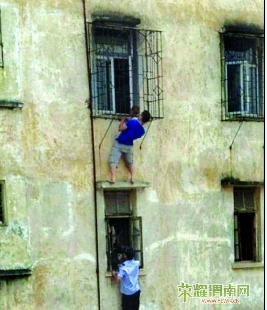 ��Զ���оٸ硱ͽ������5¥ �о���ͯ20����