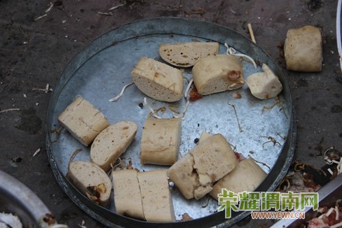 ���߹۲쵽���׶�԰��������ʳ�õĸ���������С���ӵ�ʬ�壬������ʳ�õ�С��ͷ����Ӳ