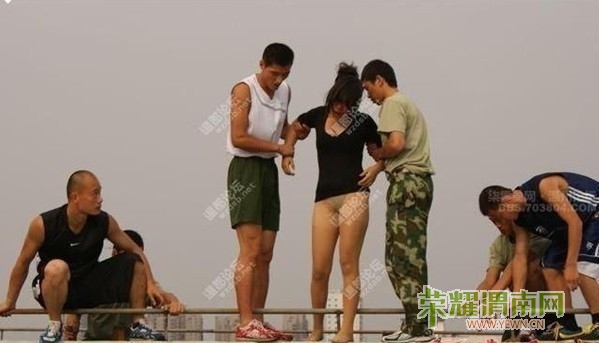 【组图】<em>美女</em>没穿裤跳楼 到底是为什么? - 渭南