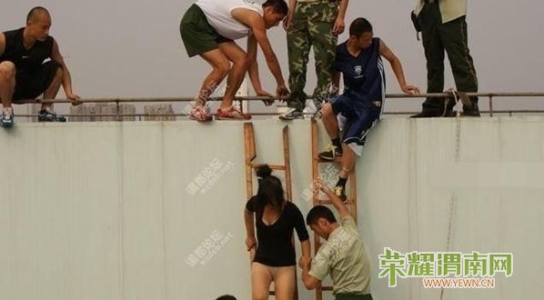 【组图】<em>美女</em>没穿裤跳楼 到底是为什么? - 渭南