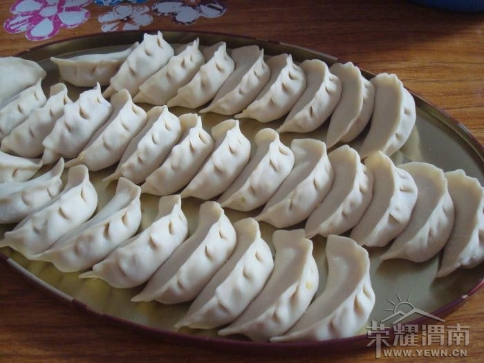 昨天和老婆比晒包饺子,你们看谁包的好看? - 时