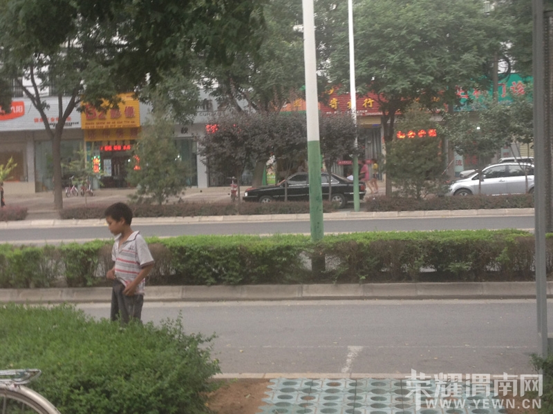 杜桥门口一男孩马路上随地小便 令路人尴尬