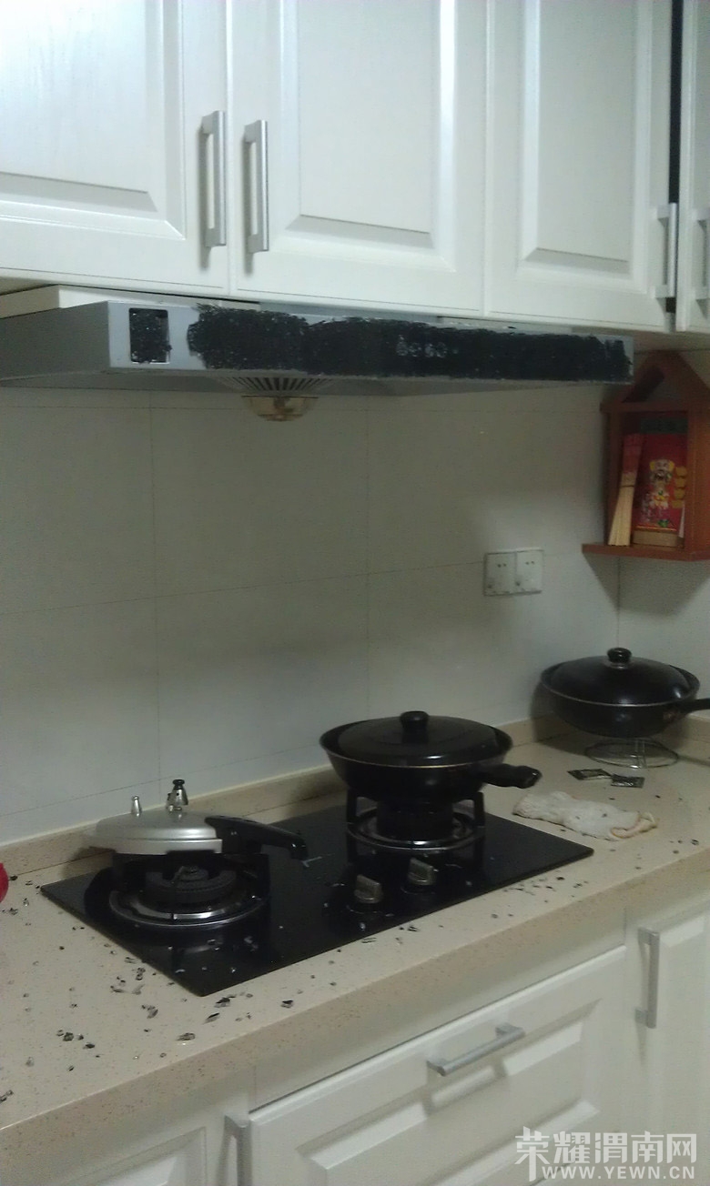 昨天家里用的老板牌油烟机爆炸,把我给吓死! -