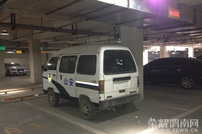 渭南最牛无牌警车 景园小区强占他人车位! - 百