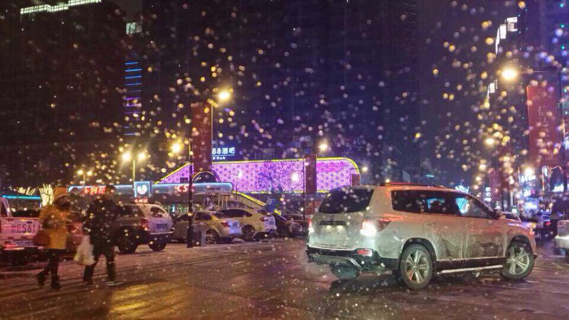 陕西愣娃:两车相撞群体斗殴 古城墙下众人围观