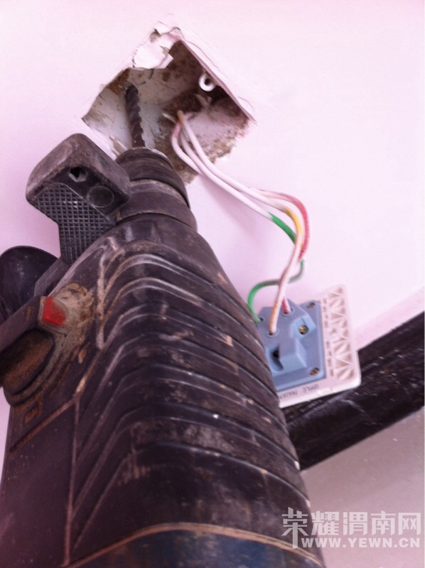 暗盒的螺丝孔掉了如何上面板开关