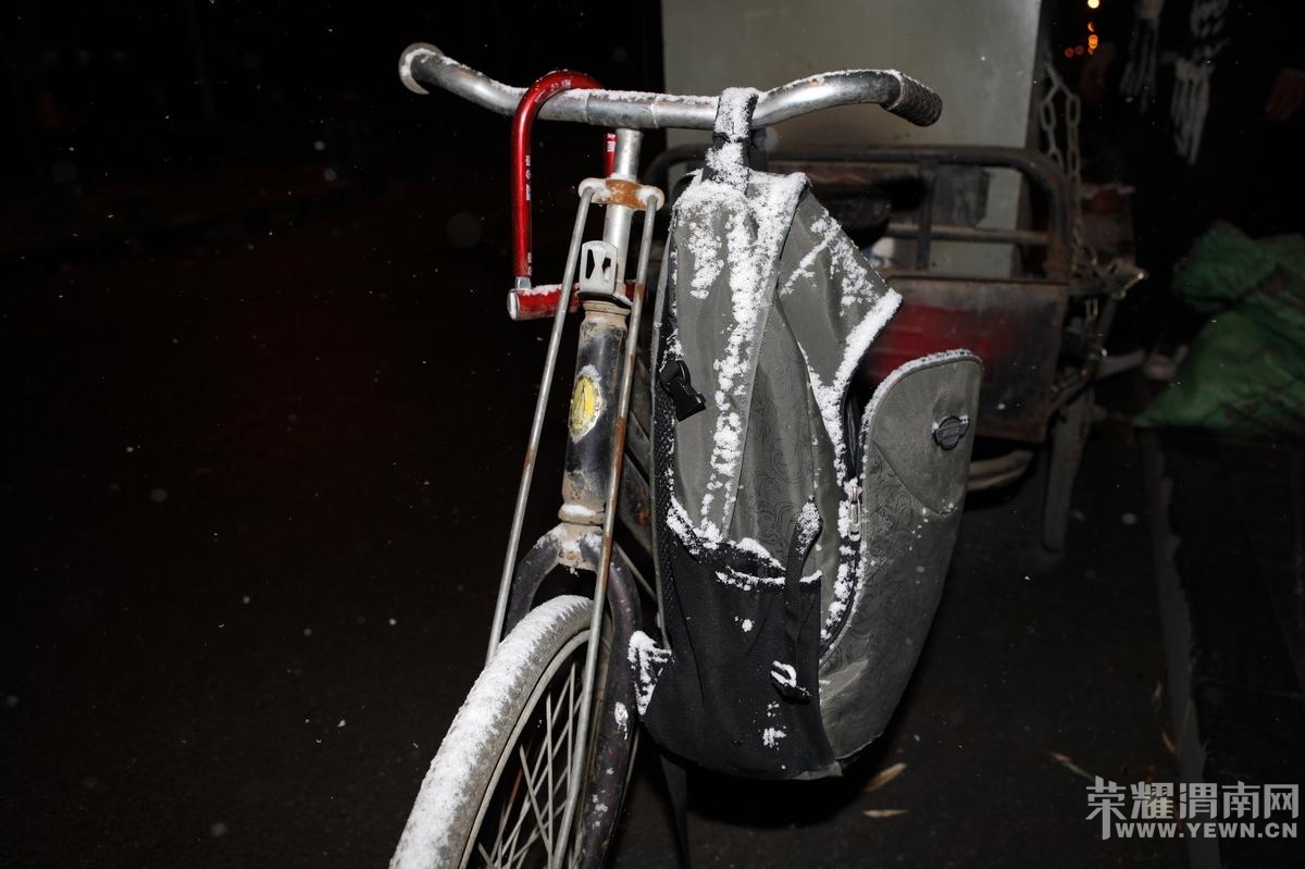 郑州大四男生雪夜卖烤红薯 最多一天赚600元 