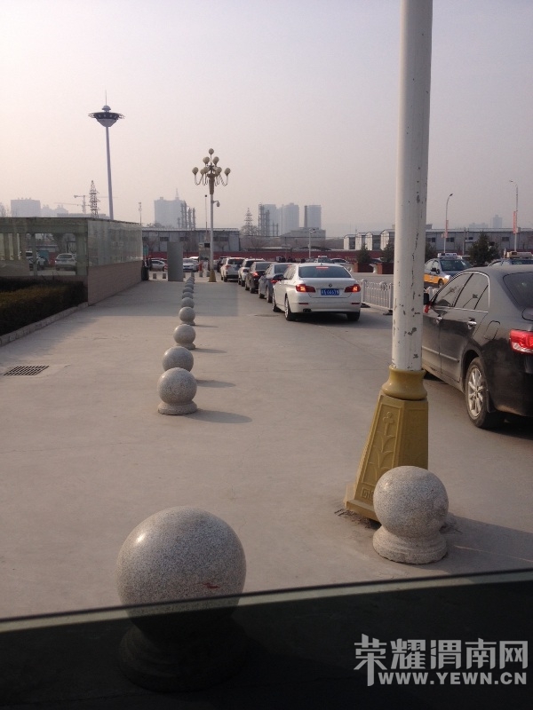 渭南市中心医院收取停车费,牟取利益同时难为