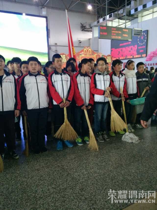 渭南清源初级中学在火车站候车室进行学习雷锋