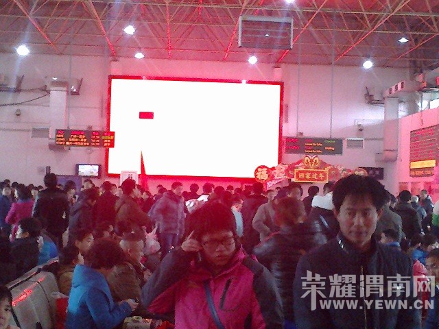 渭南清源初级中学在火车站候车室进行学习雷锋