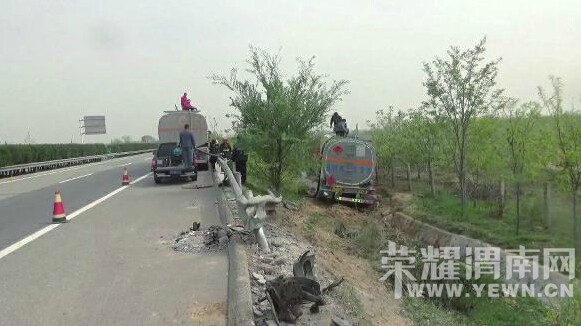 韩城载30吨柴油罐车撞坏护栏 冲下路基扎进果