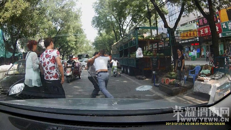 渭南一轿车司机持棍打人 逃逸又追尾出租车被