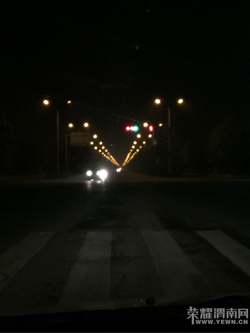 高新交警一天就知道贴条,红绿灯坏了好久没人