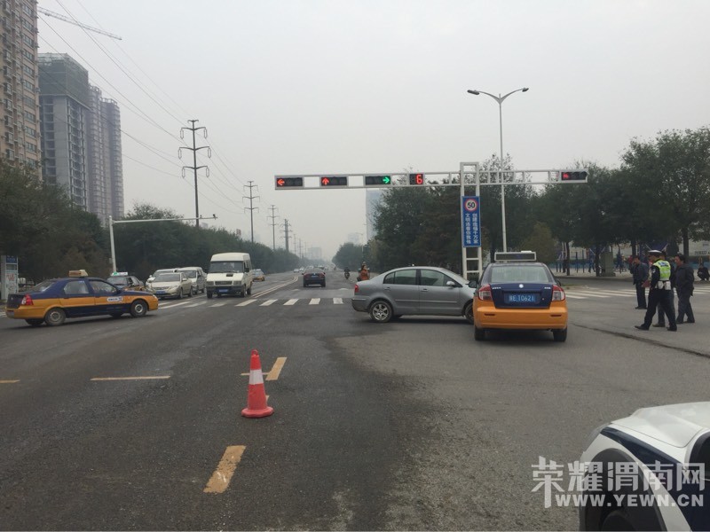 ����·������·ʮ�֣����⳵��һС����ײ��ֻ��˵��������զ