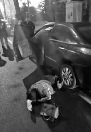 Ů�ӱ������� ·�˺���̧������ȳ�(ͼ)