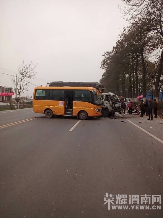 Сʲʮ��·�ڸ�����У��ת����ֱ���Ῠ��ײ���������壡