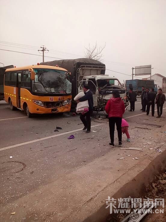 Сʲʮ��·�ڸ�����У��ת����ֱ���Ῠ��ײ���������壡