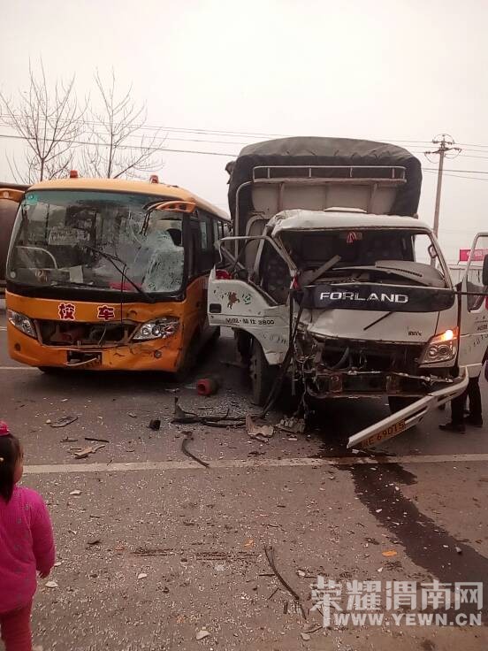 Сʲʮ��·�ڸ�����У��ת����ֱ���Ῠ��ײ���������壡