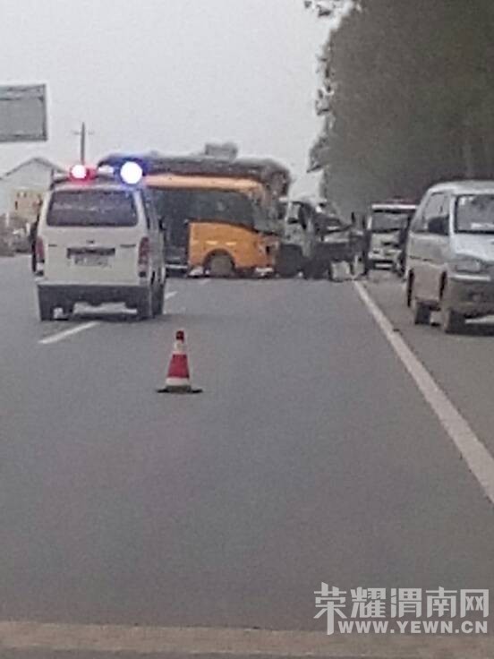 Сʲʮ��·�ڸ�����У��ת����ֱ���Ῠ��ײ���������壡