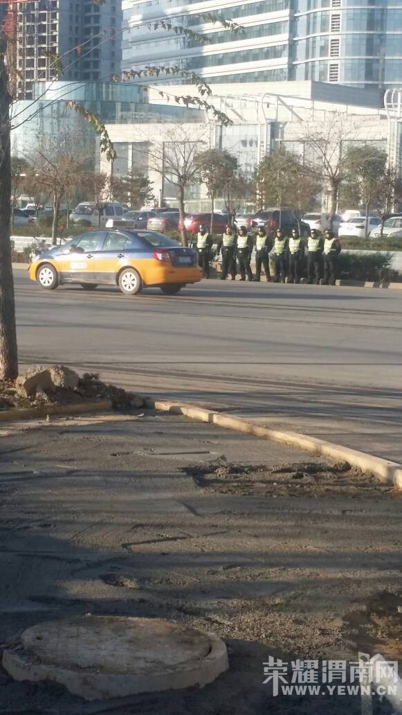 ����ҽԺ�Ŷ���վ��һ���ˣ�ͣ��һ�ų�����ɶ�أ�