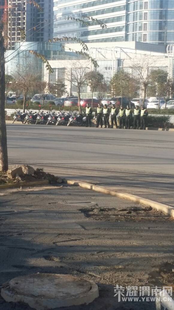 ����ҽԺ�Ŷ���վ��һ���ˣ�ͣ��һ�ų�����ɶ�أ�