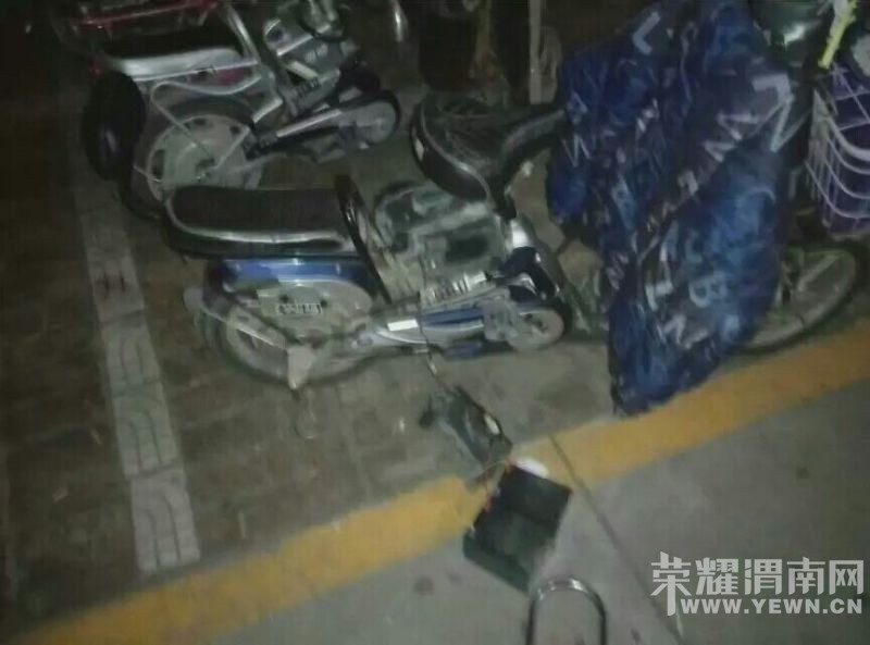 电动车的电瓶一般放在哪里 151349zk9dxfhzzixpfw2l.jpg