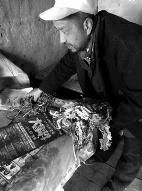 工人为讨薪靠救济面粉苦等50天 老板一直未露面 工人为讨薪靠救济面粉苦等50天 老板一直未露面