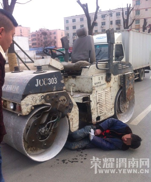 解放路与五马路十字一醉汉驾压路机,倒地却尿了一裤裆