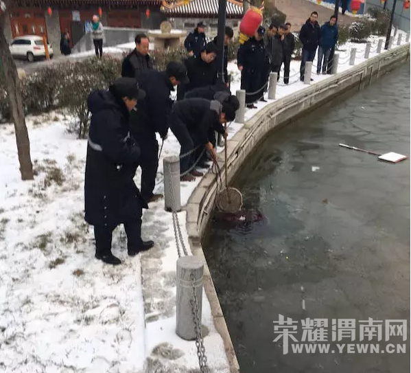 �������磬μ���Ⱥӹ�԰����һ��Ůʬ~