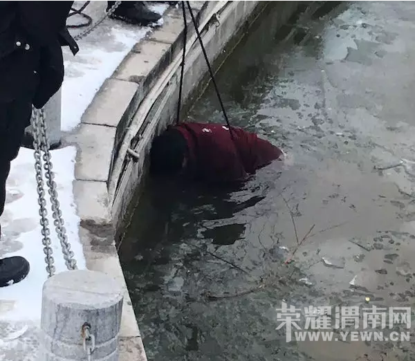 �������磬μ���Ⱥӹ�԰����һ��Ůʬ~