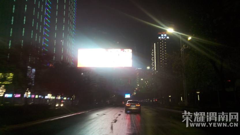西四路上的LED广告牌亮的啥都看不见啦!