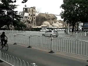 5��12�����磬һ������������μ���˶Թ㳡��·�����м���