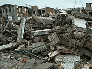 5��12�����磬һ������������μ���˶Թ㳡��·�����м���