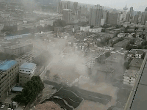 5��12�����磬һ������������μ���˶Թ㳡��·�����м���