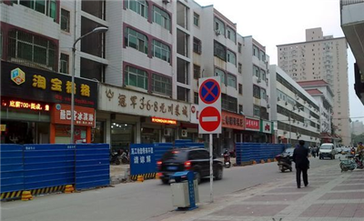 5��12�����磬һ������������μ���˶Թ㳡��·�����м���