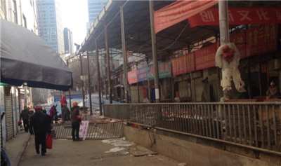 5��12�����磬һ������������μ���˶Թ㳡��·�����м���