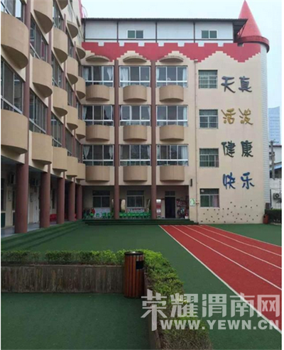 5��12�����磬һ������������μ���˶Թ㳡��·�����м���