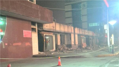 5��12�����磬һ������������μ���˶Թ㳡��·�����м���