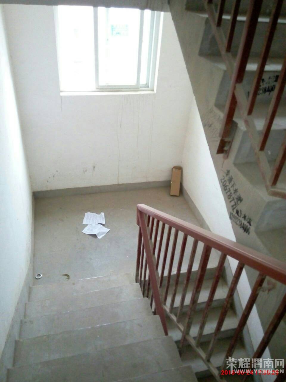 小区楼道十多天没人打扫,楼道里随处可见广告