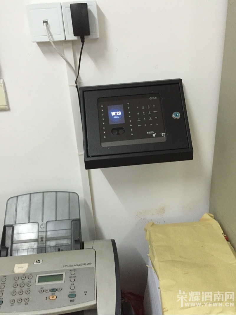 最新人脸识别签到机落户我单位,我想让它喝水