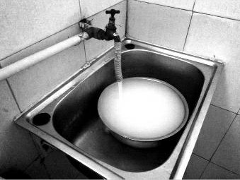 ����һС������ˮ���硰ţ�̡� ��ˮ����������㹸