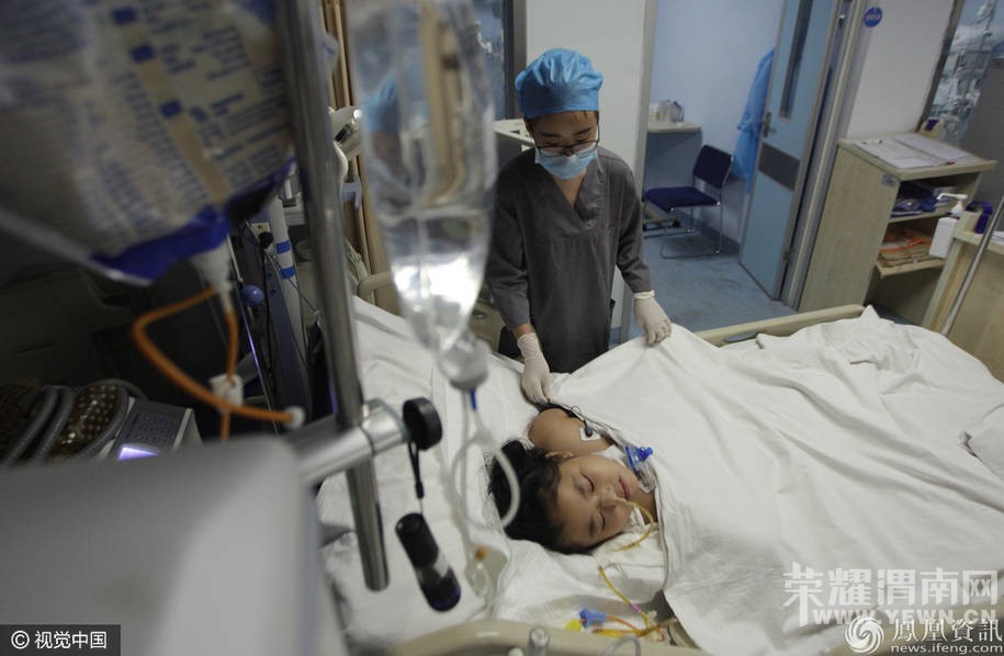 �������ѾƵ�С�����ע�⣬����һŮ����ҧƿ���������ʳ����������